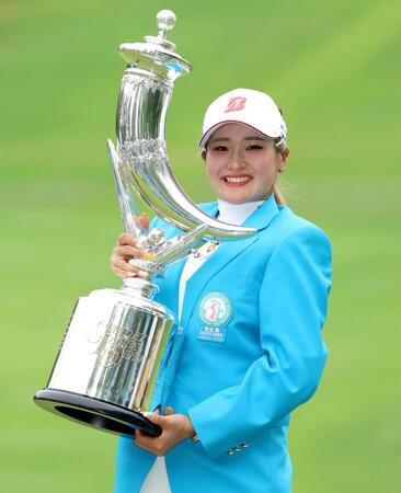 今季２勝目を挙げ、優勝トロフィーを掲げる桑木志帆（撮影・立川洋一郎）