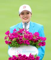 笑顔を見せ優勝スピーチをする桑木志帆（撮影・立川洋一郎）