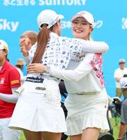 優勝を決め、吉沢柚月（左）に祝福される桑木志帆（撮影・立川洋一郎）
