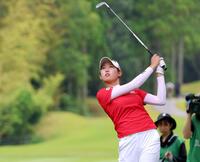 ９番、セカンドショットを放つ金瑞娥＝六甲国際ＧＣ（撮影・立川洋一郎）