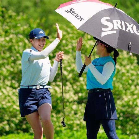 第３ラウンド、通算７アンダーで４位に浮上した勝みなみ（右）、渋野日向子組＝ミッドランドＣＣ（共同）