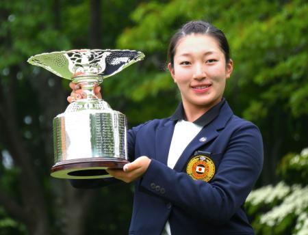 　ゴルフの日本女子アマチュア選手権で初優勝した長沢愛羅＝北海道ブルックスＣＣ