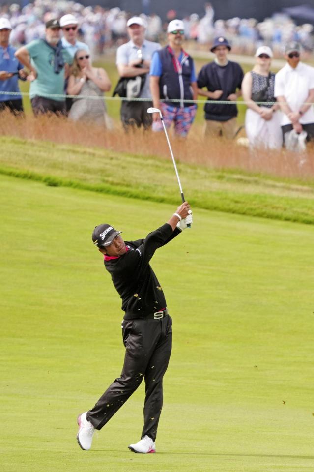 　第２ラウンド、１５番でショットを放つ松山英樹。通算４オーバーで６０位（共同）