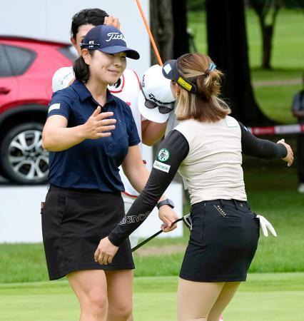 　プレーオフを制し、大出瑞月（右）と健闘をたたえ合うイ・ミニョン。２季ぶりの通算８勝目＝袖ケ浦ＣＣ新袖