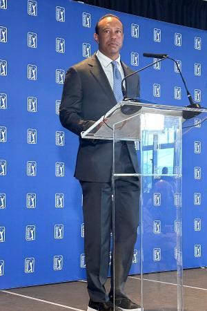 　米男子ゴルフのＰＧＡツアー改革の記者会見に臨むタイガー・ウッズ＝クロムウェル（ＡＰ＝共同）