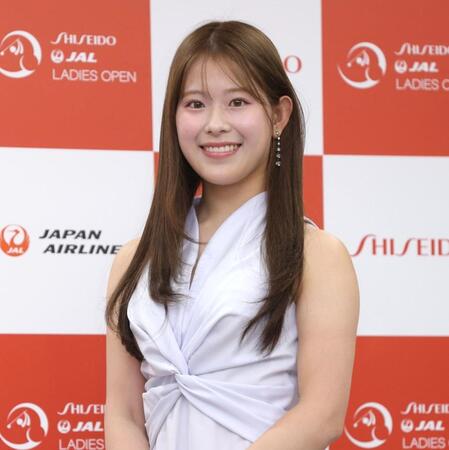 笑顔でポーズをとる吉田鈴