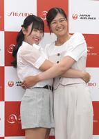 神谷そら（右）と抱き合う菅沼菜々＝横浜市内のホテル（撮影・西岡正）
