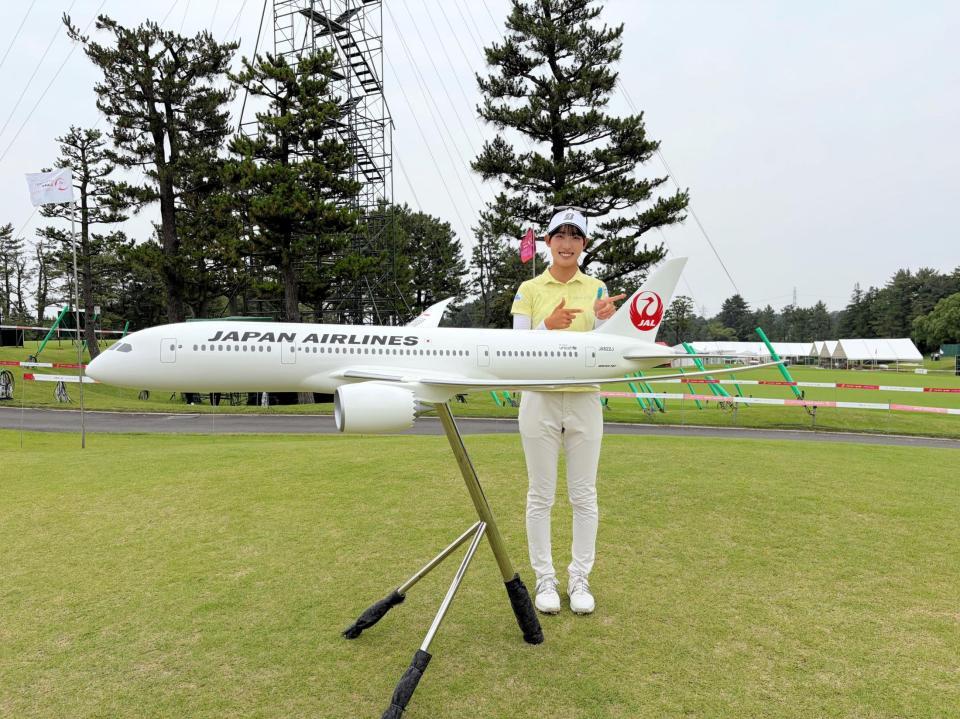馬場咲希が、大会協賛社で自身もスポンサー契約を結ぶＪＡＬ機とパチリ