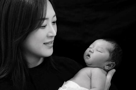 女児を出産と発表した新海美優（提供写真）