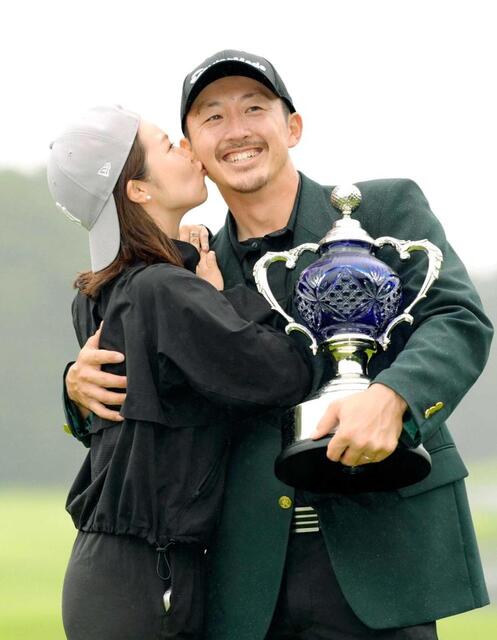 　２年ぶりの通算３勝目を挙げ、妻に祝福される岩崎亜久竜