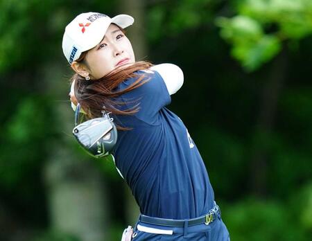 　１１番、ティーショットを放つ吉沢柚月