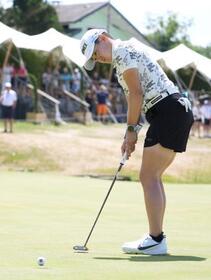 　第３ラウンド、１６番でバーディーを奪う岩井明愛。通算１６アンダーで２位＝エビアン・リゾートＧＣ（共同）