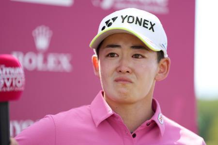 　インタビューで涙を見せる岩井明愛。通算１８アンダーで終えメジャー初優勝を１打差で逃した＝エビアン・リゾートＧＣ（共同）