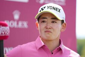 　インタビューで涙を見せる岩井明愛。通算１８アンダーで終えメジャー初優勝を１打差で逃した＝エビアン・リゾートＧＣ（共同）