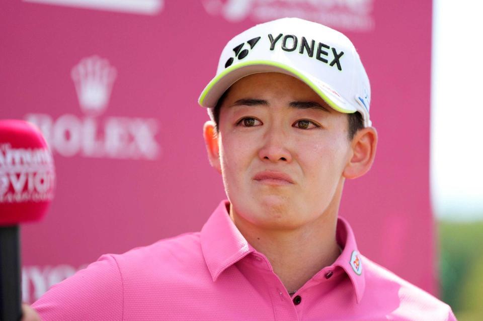 　インタビューで涙を見せる岩井明愛。通算１８アンダーで終えメジャー初優勝を１打差で逃した（共同）