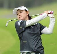 　第２日、９番でショットを放つ横峯さくら