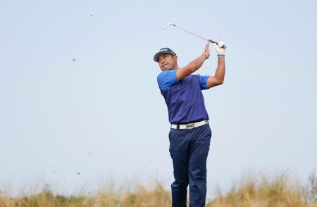 　第３ラウンド、１２番でティーショットを放つ松山英樹＝ロイヤルバークデールＧＣ（共同）