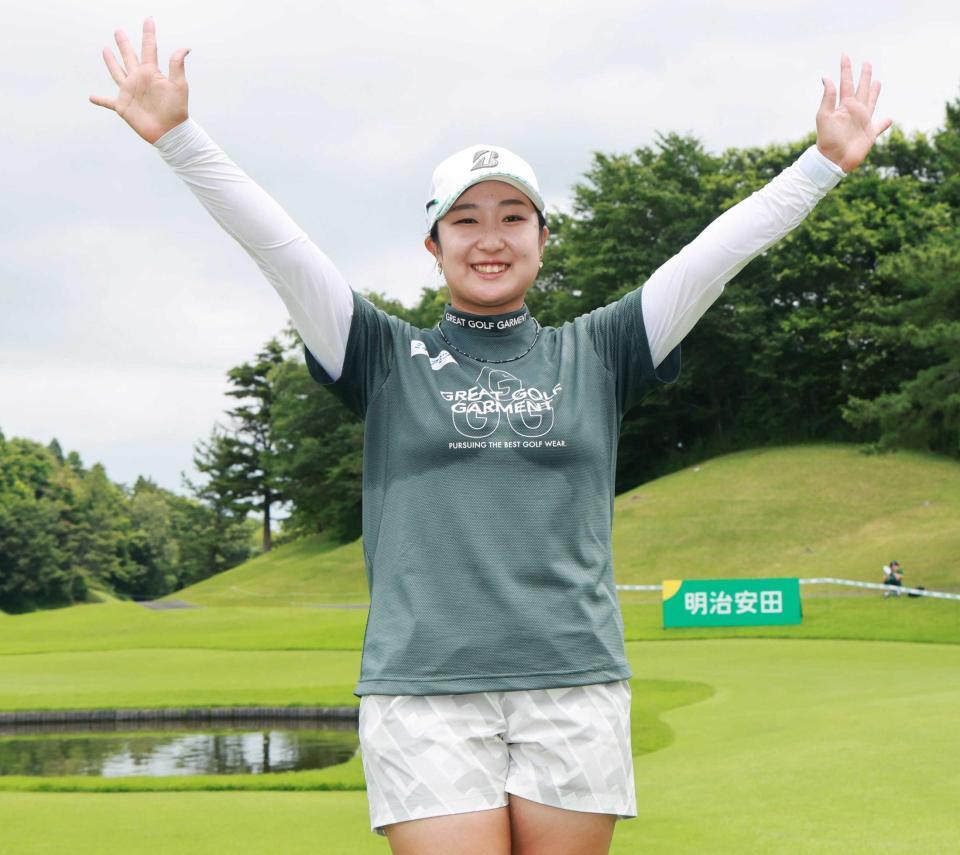 　優勝を決め、万歳する阿部未悠（撮影・内山田正夫）