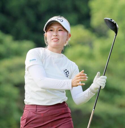 　通算１６アンダーで２位タイの皆吉愛寿香