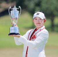 最終日、初優勝を決め、カップを手に笑顔の加藤麗奈