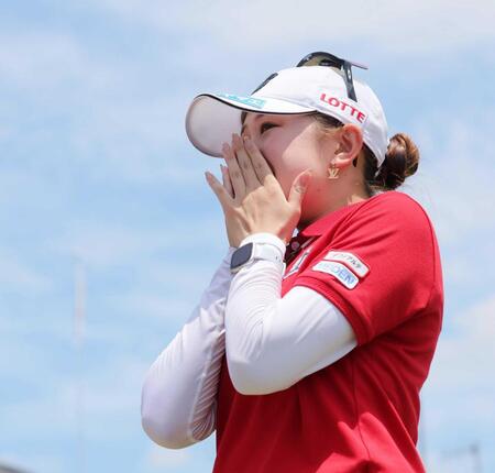 　　初優勝を決め、感涙にむせぶ加藤　