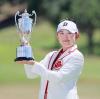 　初優勝を決め、カップを手に笑顔の加藤
