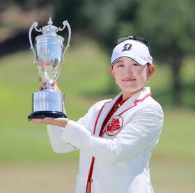 　初優勝を決め、カップを手に笑顔の加藤