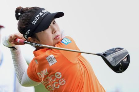 　プロアマ戦で調整する山下美夢有＝ロイヤルリザム・アンド・セントアンズＧＣ（共同）