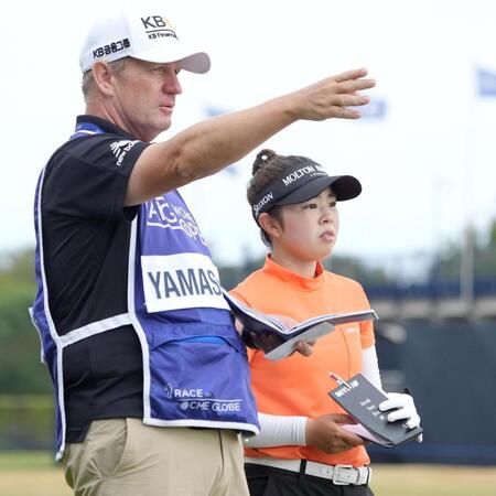 　プロアマ戦で調整する山下美夢有（右）＝ロイヤルリザム・アンド・セントアンズＧＣ（共同）