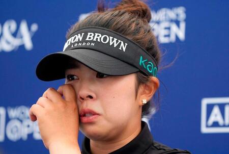 　ホールアウト後に取材に応じる山下美夢有。通算７オーバーで予選落ち（共同）