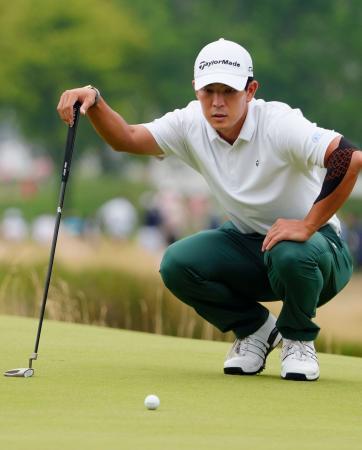 　第３ラウンド、７番でラインを読む中島啓太。通算８アンダー２３位＝デトロイトＧＣ（共同）