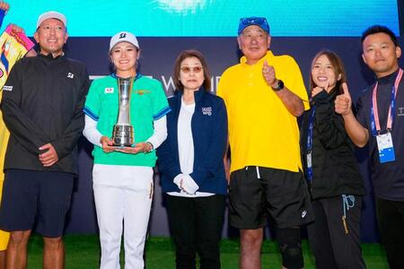 　ＡＩＧ全英女子オープンでメジャー初制覇を果たし、記念写真に納まる（左から２人目から）桑木志帆、母の浩子さん、父の正利さんら（共同）