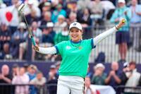　全英女子オープンでメジャー初優勝を果たし、喜ぶ桑木志帆