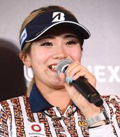 帰国会見で笑顔を見せる桑木志帆（撮影・園田高夫）