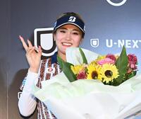 花束を手に笑顔でＶサインをする桑木志帆（撮影・園田高夫）