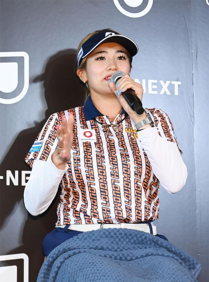 メジャー初優勝を報告する桑木志帆（撮影・園田高夫）