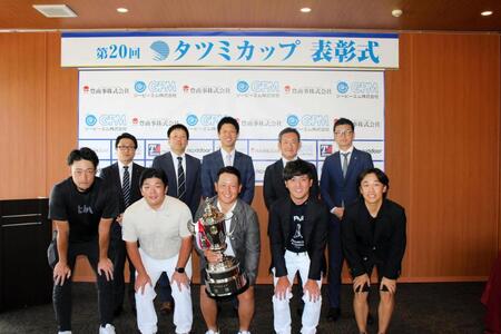 ８アンダーで優勝した黒川逸輝（写真前列中央）ら