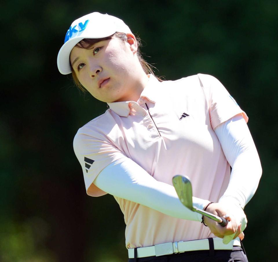 　練習場で調整する荒木優奈