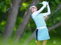 ４番でティーショットを放つ金田久美子