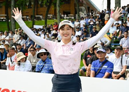 　通算８アンダーでツアー初優勝した吉沢柚月＝札幌国際ＣＣ