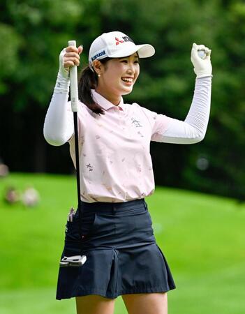 18番でウイニングパットを決め、ツアー初優勝した吉沢柚月