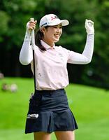 18番でウイニングパットを決め、ツアー初優勝した吉沢柚月