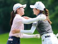 最終日、優勝を決め、同組の安田祐香㊨と健闘ををたたえ合う吉沢柚月　