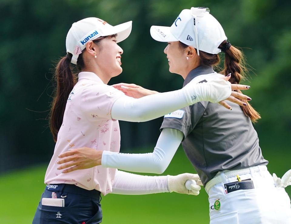 最終日、優勝を決め、同組の安田祐香㊨と健闘ををたたえ合う吉沢柚月　