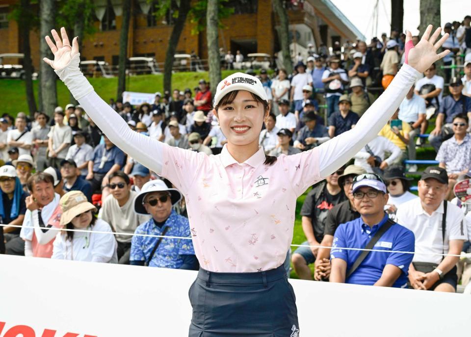 　通算８アンダーでツアー初優勝した吉沢柚月＝札幌国際ＣＣ