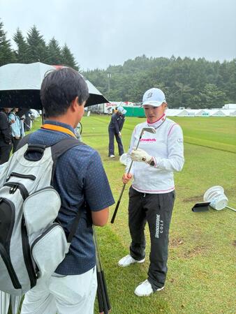 新アイアンをテストした桑木志帆（提供写真）