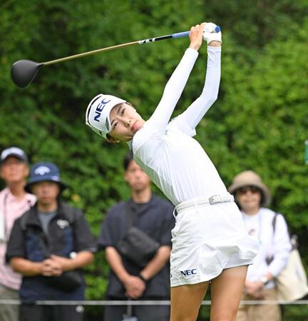 　１８番でティーショットを放つ安田祐香