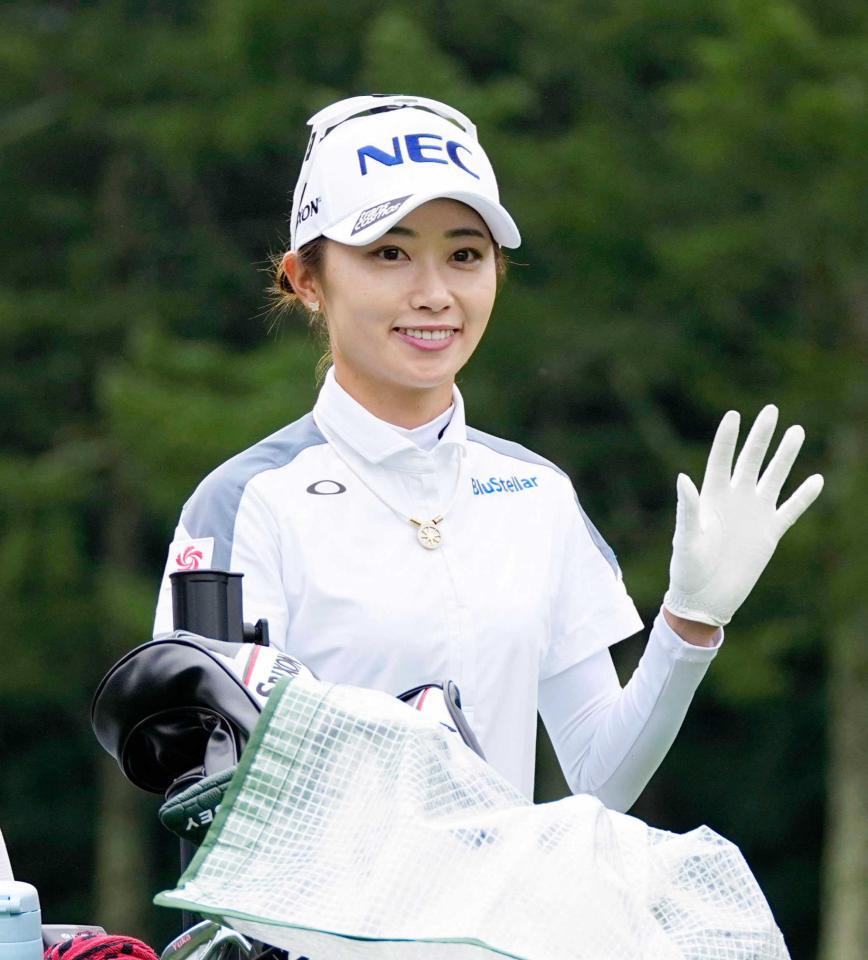 　笑顔でラウンドする安田祐香