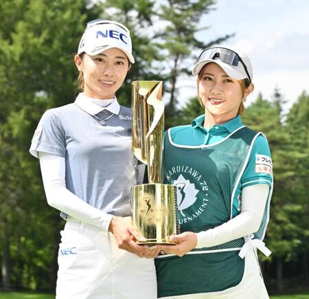 　キャディーを務めた姉の美祐さん（右）とトロフィーを手にする安田祐香（撮影・七森祐也）