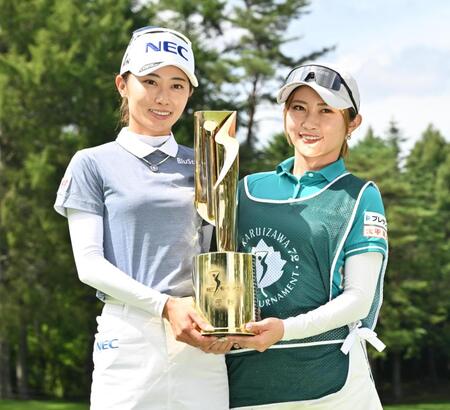 優勝トロフィーを手にする安田祐香（左）とキャディーを務めた姉の美祐さん＝１６日